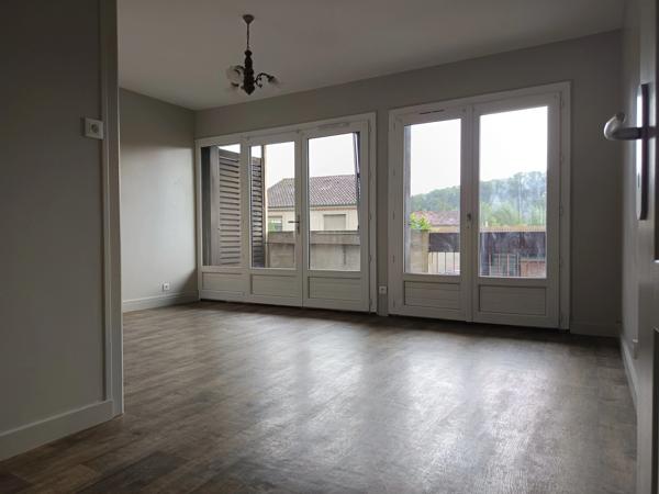 EXCLUSIVITÉ : Bel appartement lumineux de 2 chambres traversant avec double balcon
