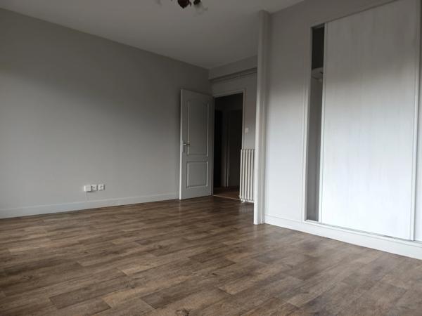 EXCLUSIVITÉ : Bel appartement lumineux de 2 chambres traversant avec double balcon