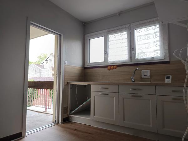 EXCLUSIVITÉ : Bel appartement lumineux de 2 chambres traversant avec double balcon