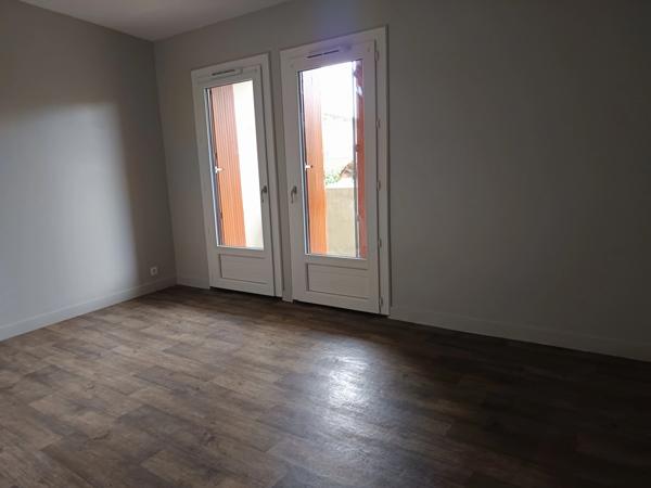 EXCLUSIVITÉ : Bel appartement lumineux de 2 chambres traversant avec double balcon