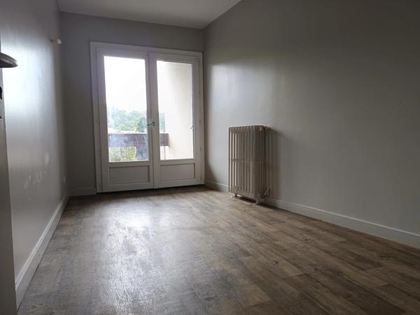 EXCLUSIVITÉ : Bel appartement lumineux de 2 chambres traversant avec double balcon