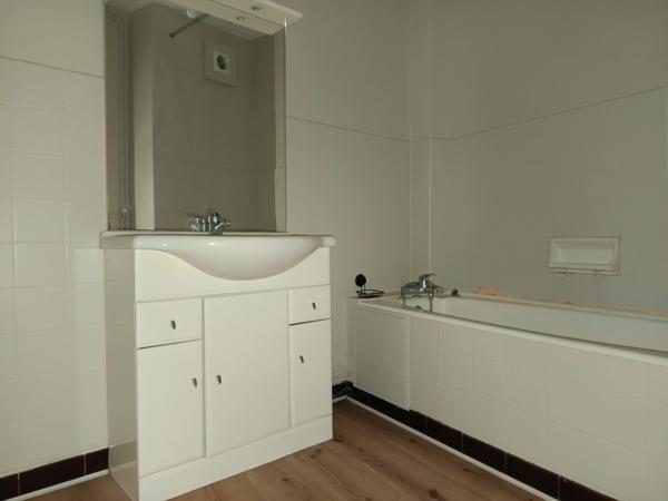 EXCLUSIVITÉ : Bel appartement lumineux de 2 chambres traversant avec double balcon