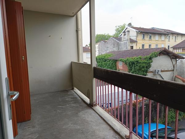 EXCLUSIVITÉ : Bel appartement lumineux de 2 chambres traversant avec double balcon