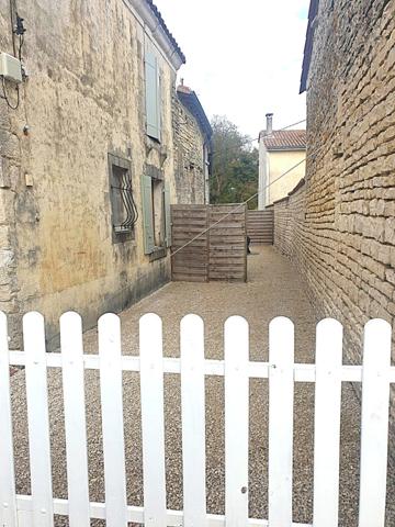 Maison de ville avec 3 chambres rénové + 2 granges – Opportunité à saisir à Aigre 16140
