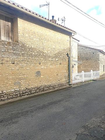 Maison de ville avec 3 chambres rénové + 2 granges – Opportunité à saisir à Aigre 16140