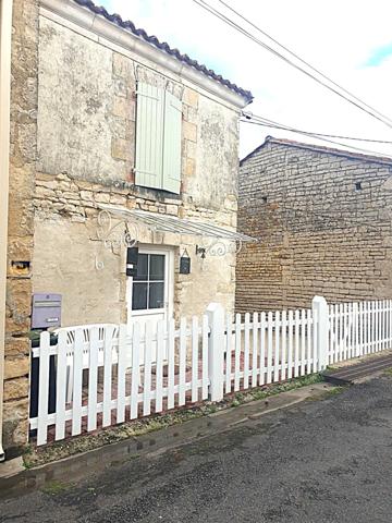 Maison de ville avec 3 chambres rénové + 2 granges – Opportunité à saisir à Aigre 16140