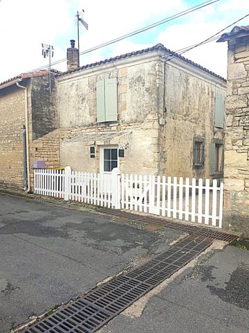 Maison de ville avec 3 chambres rénové + 2 granges – Opportunité à saisir à Aigre 16140