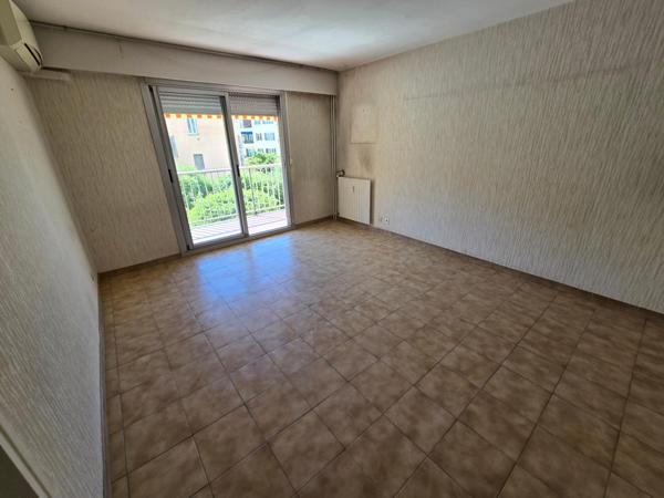 NICE A VENDRE APPARTEMENT  T3  61 m² ,TERRASSE,  GARAGE ,CAVE