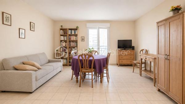 Venez découvrir ce charmant f2 de 51 m2 situé dans la rue des chevaliers st jean dans le centre ville de Corbeil Essonnes  .
Cette résidence  comprends  une quinzaine d' appartements , le logement se situe au 3eme et dernier étage . il se compose d'une entrée ,d'un couloir avec  rangement , d'une cuisine ouverte sur le salon de 27m2 environ, d'un cellier ,d'une chambre de 11m 2 , d'une salle d'eau et un toilette séparé , il est entièrement carrelé .vous bénéficierez également d'une place de parking en sous-sol 
idéal pour un couple , une personne seule ou un investissement locatif
à visiter sans tarder
