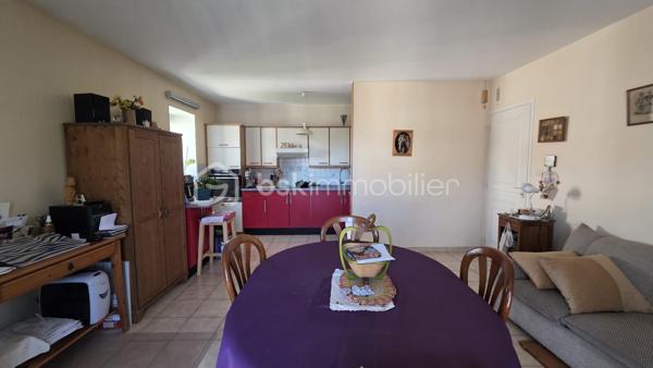 Venez découvrir ce charmant f2 de 51 m2 situé dans la rue des chevaliers st jean dans le centre ville de Corbeil Essonnes  .
Cette résidence  comprends  une quinzaine d' appartements , le logement se situe au 3eme et dernier étage . il se compose d'une entrée ,d'un couloir avec  rangement , d'une cuisine ouverte sur le salon de 27m2 environ, d'un cellier ,d'une chambre de 11m 2 , d'une salle d'eau et un toilette séparé , il est entièrement carrelé .vous bénéficierez également d'une place de parking en sous-sol 
idéal pour un couple , une personne seule ou un investissement locatif
à visiter sans tarder