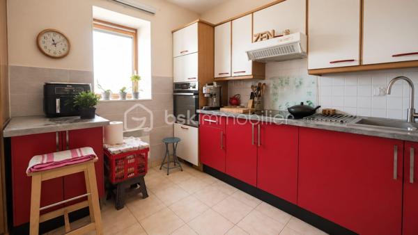 Venez découvrir ce charmant f2 de 51 m2 situé dans la rue des chevaliers st jean dans le centre ville de Corbeil Essonnes  .
Cette résidence  comprends  une quinzaine d' appartements , le logement se situe au 3eme et dernier étage . il se compose d'une entrée ,d'un couloir avec  rangement , d'une cuisine ouverte sur le salon de 27m2 environ, d'un cellier ,d'une chambre de 11m 2 , d'une salle d'eau et un toilette séparé , il est entièrement carrelé .vous bénéficierez également d'une place de parking en sous-sol 
idéal pour un couple , une personne seule ou un investissement locatif
à visiter sans tarder