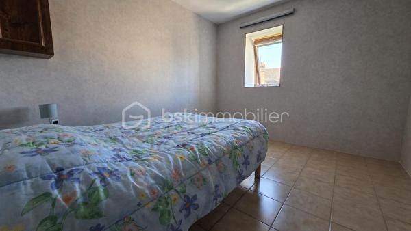 Venez découvrir ce charmant f2 de 51 m2 situé dans la rue des chevaliers st jean dans le centre ville de Corbeil Essonnes  .
Cette résidence  comprends  une quinzaine d' appartements , le logement se situe au 3eme et dernier étage . il se compose d'une entrée ,d'un couloir avec  rangement , d'une cuisine ouverte sur le salon de 27m2 environ, d'un cellier ,d'une chambre de 11m 2 , d'une salle d'eau et un toilette séparé , il est entièrement carrelé .vous bénéficierez également d'une place de parking en sous-sol 
idéal pour un couple , une personne seule ou un investissement locatif
à visiter sans tarder