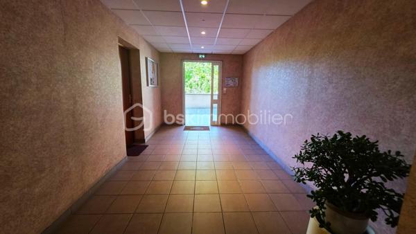 Venez découvrir ce charmant f2 de 51 m2 situé dans la rue des chevaliers st jean dans le centre ville de Corbeil Essonnes  .
Cette résidence  comprends  une quinzaine d' appartements , le logement se situe au 3eme et dernier étage . il se compose d'une entrée ,d'un couloir avec  rangement , d'une cuisine ouverte sur le salon de 27m2 environ, d'un cellier ,d'une chambre de 11m 2 , d'une salle d'eau et un toilette séparé , il est entièrement carrelé .vous bénéficierez également d'une place de parking en sous-sol 
idéal pour un couple , une personne seule ou un investissement locatif
à visiter sans tarder