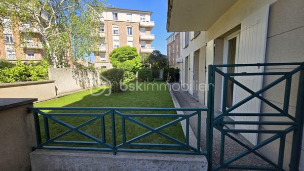 Venez découvrir ce charmant f2 de 51 m2 situé dans la rue des chevaliers st jean dans le centre ville de Corbeil Essonnes  .
Cette résidence  comprends  une quinzaine d' appartements , le logement se situe au 3eme et dernier étage . il se compose d'une entrée ,d'un couloir avec  rangement , d'une cuisine ouverte sur le salon de 27m2 environ, d'un cellier ,d'une chambre de 11m 2 , d'une salle d'eau et un toilette séparé , il est entièrement carrelé .vous bénéficierez également d'une place de parking en sous-sol 
idéal pour un couple , une personne seule ou un investissement locatif
à visiter sans tarder