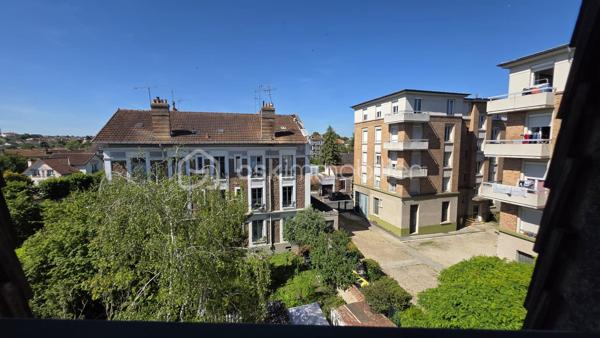 Venez découvrir ce charmant f2 de 51 m2 situé dans la rue des chevaliers st jean dans le centre ville de Corbeil Essonnes  .
Cette résidence  comprends  une quinzaine d' appartements , le logement se situe au 3eme et dernier étage . il se compose d'une entrée ,d'un couloir avec  rangement , d'une cuisine ouverte sur le salon de 27m2 environ, d'un cellier ,d'une chambre de 11m 2 , d'une salle d'eau et un toilette séparé , il est entièrement carrelé .vous bénéficierez également d'une place de parking en sous-sol 
idéal pour un couple , une personne seule ou un investissement locatif
à visiter sans tarder