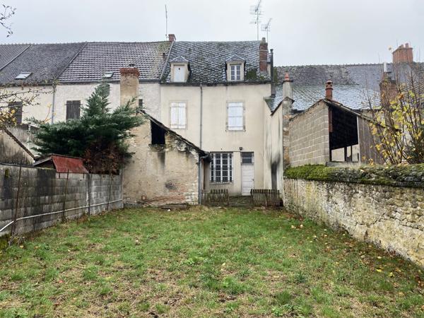Maison de ville à rénover avec garage et jardin !