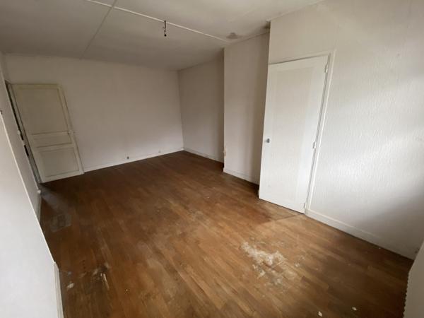 Maison de ville à rénover avec garage et jardin !