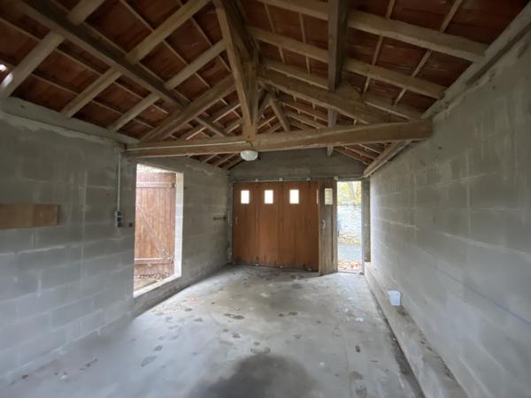 Maison de ville à rénover avec garage et jardin !