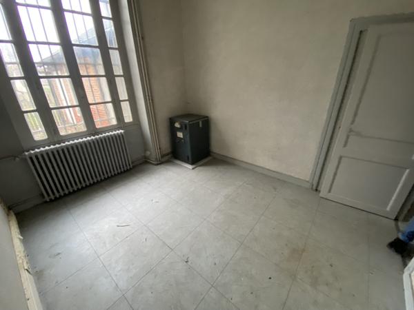 Maison de ville à rénover avec garage et jardin !