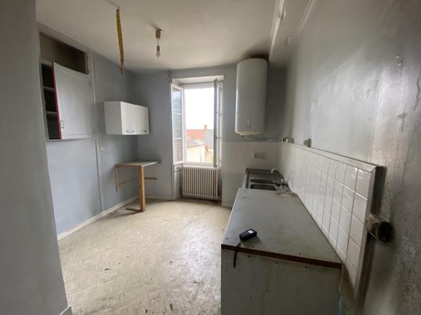 Maison de ville à rénover avec garage et jardin !