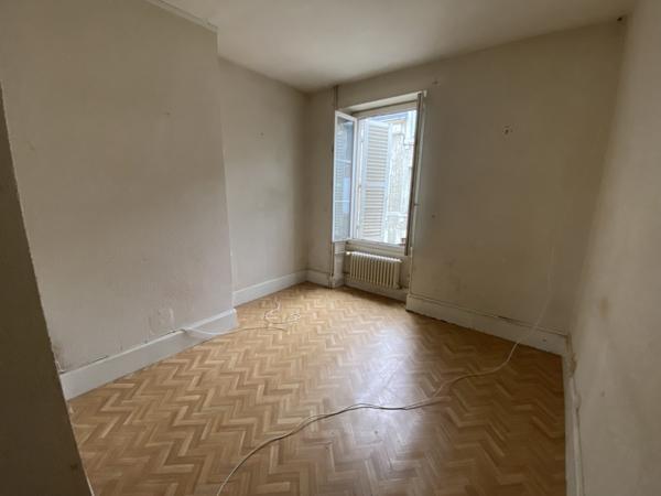 Maison de ville à rénover avec garage et jardin !