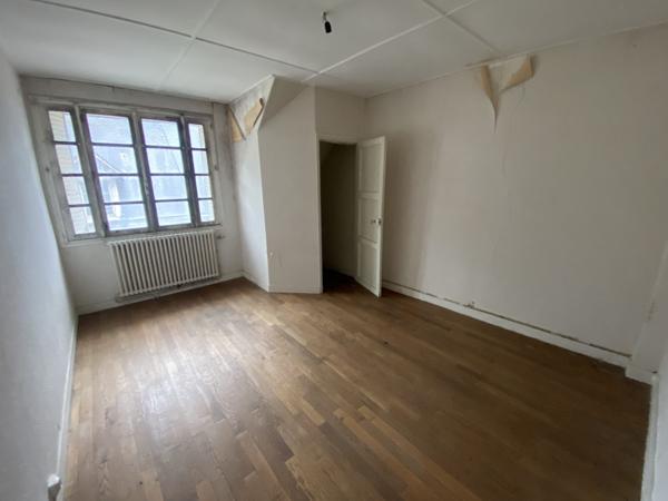 Maison de ville à rénover avec garage et jardin !