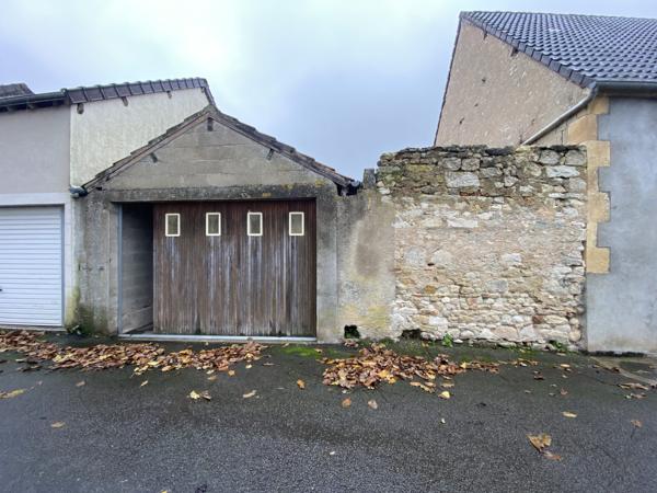 Maison de ville à rénover avec garage et jardin !