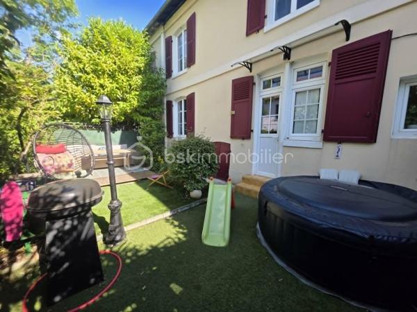 Située en plein centre-ville de Champs-sur-Marne, à deux pas des commerces, cette jolie maison de ville rénovée avec goût saura vous séduire par son charme, sa luminosité et son atmosphère chaleureuse.
Dès l'entrée, vous découvrirez des espaces de vie modernes et parfaitement entretenus. La maison offre 4 chambres, dont 2 chambres mansardées, idéales pour des enfants, un bureau ou une chambre d'amis.
La maison dispose d'un sous-sol total aménagée en buanderie chaufferie et pièce.
À l'extérieur, profitez d'un agréable jardin intimiste exposé au calme, aménagé avec une terrasse conviviale, véritable prolongement de la pièce de vie pour les beaux jours.
Vous apprécierez également sa décoration contemporaine, ses volumes optimisés et son emplacement privilégié permettant de tout faire à pied.
Une maison coup de cœur, prête à accueillir votre famille, au cœur d'un secteur recherché.
Gare Noisy-Champs à 13 minutes en bus (bus 100) ou 6 minutes en voiture.
Axes routiers à proximité.
À visiter sans tarder !