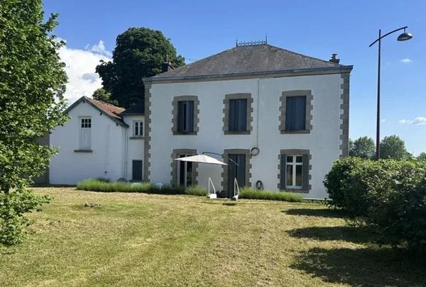 Une grande maison de village avec des dépendances et plus de 5 800 m² de terrain !
