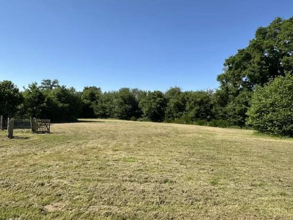 Une grande maison de village avec des dépendances et plus de 5 800 m² de terrain !