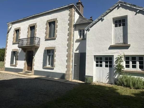 Une grande maison de village avec des dépendances et plus de 5 800 m² de terrain !