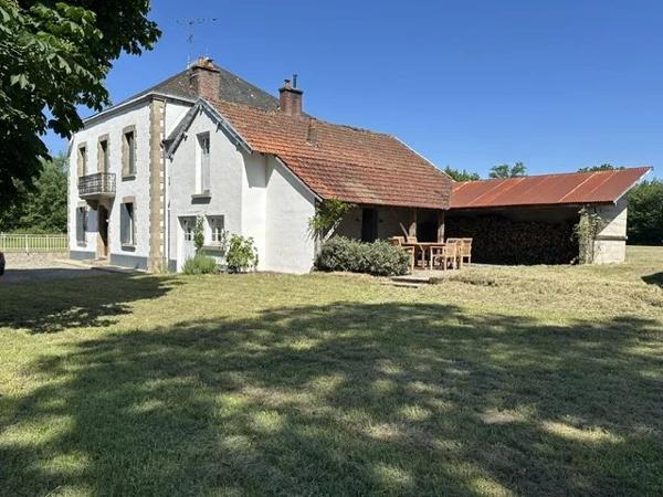 Une grande maison de village avec des dépendances et plus de 5 800 m² de terrain !