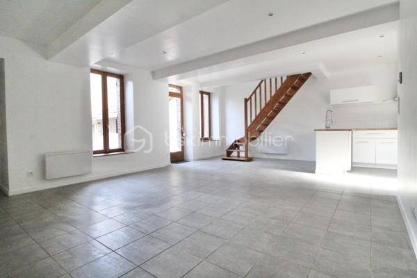 À Charny même, je vous propose une maison de village rénovée et sans travaux à proximité proche des commerces et non loin des écoles et collège.

Celle-ci se compose au rez-de-chaussée d’une petite entrée, d’une cuisine aménagée et équipée ouverte sur un vaste salon/séjour lumineux, une belle chambre, une salle d’eau avec cabine de douche et un espace buanderie, un WC séparés et un local technique.

À l’étage, un palier qui dessert deux chambres supplémentaire et une salle de bain avec baignoire et wc.

Pour les extérieurs, un terrain plat sans vis à vis et clos avec deux dépendances.

Pour plus de renseignements ou bien visiter ce bien, merci de me contacter