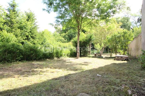 À Charny même, je vous propose une maison de village rénovée et sans travaux à proximité proche des commerces et non loin des écoles et collège.

Celle-ci se compose au rez-de-chaussée d’une petite entrée, d’une cuisine aménagée et équipée ouverte sur un vaste salon/séjour lumineux, une belle chambre, une salle d’eau avec cabine de douche et un espace buanderie, un WC séparés et un local technique.

À l’étage, un palier qui dessert deux chambres supplémentaire et une salle de bain avec baignoire et wc.

Pour les extérieurs, un terrain plat sans vis à vis et clos avec deux dépendances.

Pour plus de renseignements ou bien visiter ce bien, merci de me contacter