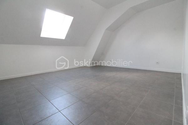 À Charny même, je vous propose une maison de village rénovée et sans travaux à proximité proche des commerces et non loin des écoles et collège.

Celle-ci se compose au rez-de-chaussée d’une petite entrée, d’une cuisine aménagée et équipée ouverte sur un vaste salon/séjour lumineux, une belle chambre, une salle d’eau avec cabine de douche et un espace buanderie, un WC séparés et un local technique.

À l’étage, un palier qui dessert deux chambres supplémentaire et une salle de bain avec baignoire et wc.

Pour les extérieurs, un terrain plat sans vis à vis et clos avec deux dépendances.

Pour plus de renseignements ou bien visiter ce bien, merci de me contacter