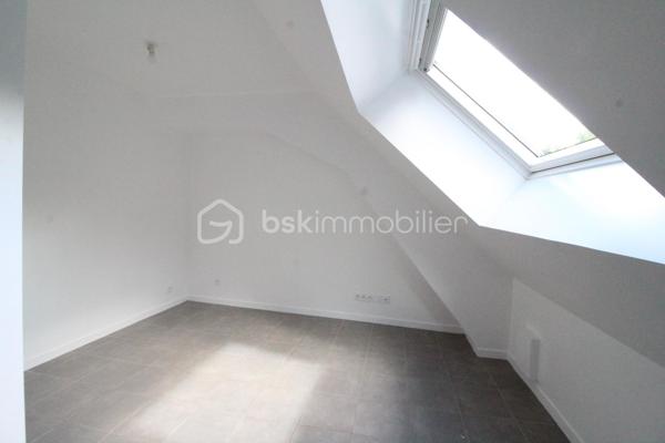 À Charny même, je vous propose une maison de village rénovée et sans travaux à proximité proche des commerces et non loin des écoles et collège.

Celle-ci se compose au rez-de-chaussée d’une petite entrée, d’une cuisine aménagée et équipée ouverte sur un vaste salon/séjour lumineux, une belle chambre, une salle d’eau avec cabine de douche et un espace buanderie, un WC séparés et un local technique.

À l’étage, un palier qui dessert deux chambres supplémentaire et une salle de bain avec baignoire et wc.

Pour les extérieurs, un terrain plat sans vis à vis et clos avec deux dépendances.

Pour plus de renseignements ou bien visiter ce bien, merci de me contacter