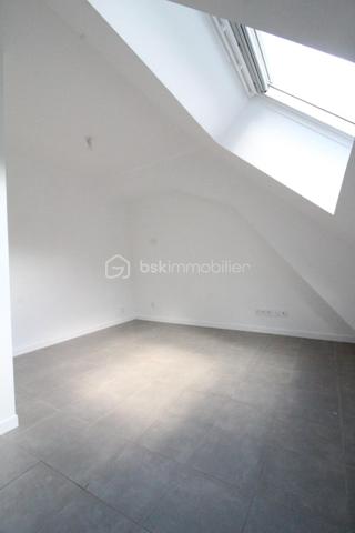 À Charny même, je vous propose une maison de village rénovée et sans travaux à proximité proche des commerces et non loin des écoles et collège.

Celle-ci se compose au rez-de-chaussée d’une petite entrée, d’une cuisine aménagée et équipée ouverte sur un vaste salon/séjour lumineux, une belle chambre, une salle d’eau avec cabine de douche et un espace buanderie, un WC séparés et un local technique.

À l’étage, un palier qui dessert deux chambres supplémentaire et une salle de bain avec baignoire et wc.

Pour les extérieurs, un terrain plat sans vis à vis et clos avec deux dépendances.

Pour plus de renseignements ou bien visiter ce bien, merci de me contacter