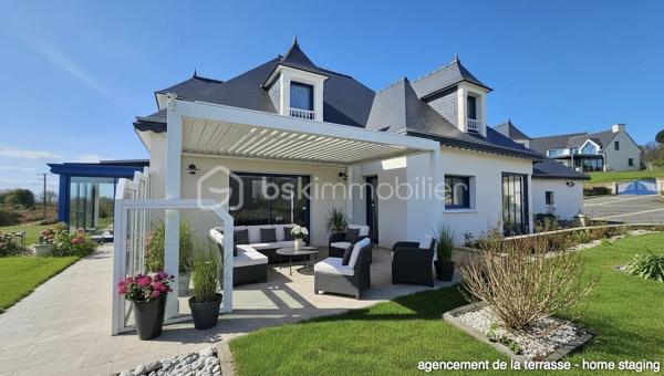 MAGNIFIQUE MAISON située à 3 km de PLÉNEUF-VAL-ANDRÉ. Toute proche des PLAGES et Sentiers Côtiers, cette maison de haut standing, calme avec vue sur MER, apporte le confort et la grande luminosité des maisons équipées PMR.

L'architecte a privilégié les matériaux de haut gamme pour optimiser tous les espaces intérieurs comme extérieurs. 
Les volumes sont généreux, en harmonie avec le jardin et la vue sur la baie. 
La pierre naturelle, le parquet merbau chêne massif, la véranda bio-climatique, jardin paysager, font de cette maison un petit havre de paix.

REZ DE JARDIN : 
-  Hall d'entrée
-  Vaste pièce de 60 m2 – cuisine équipée ouverte sur le séjour-salon
-  Véranda bio-climatique
-  Pergola sur Terrasse
-  Chambre 16 m2
-  Salle de bains avec baignoire balnéothérapie & douche
-  Toilette & lave-mains
-  Arrière-cuisine
-  Cellier-buanderie chaufferie
-  Double garage 

ÉTAGE : 
-  Espace salon détente de 40 m2 où l'on peut admirer les couchers de soleil sur la baie
-  Chambre 13 m2 
-  Dressing
-  Chambre 12 m2
-  Salle d’eau & toilette
-  Vaste pièce pouvant éventuellement être une salle de sport, un petit atelier d’artiste - possibilité d'y créer une 4 ème chambre avec bureau où autre.

DPE classe B –  Échéancier EDF 2026 : 1559€/an

Les ATOUTS de ce bien : 

* Plage de la Cotentin en quelques minutes à pied

* Proximité de la Gare TGV de Lamballe-Armor via Paris en 2h17 

* Propriété avec accès privé - Calme et tranquille

* Terrain clôturé de 958m2 - Portail et porte garage automatisés – Interphone Digicode – Maison sécurisée alarme ACE

* Monte-escalier – Aspiration centralisée

* Construction traditionnelle – Briques G7 – cloisons briques et plâtres – toiture ardoise

* Pompe à chaleur air/eau installée en juillet 2025

* Réserve de 4000 Litres d'eau (wc- électroménager - arrosage jardin..)

* À proximité du littoral et de toutes commodités - Station balnéaire & Terrain de Golf de Pléneuf-Val-André, l'un des plus beaux parcours de France 

Taxe foncière commune de Planguenoual - La Cotentin : 1310 euros

Pour visiter cette belle maison prenez dès à présent votre rendez-vous. 
Marie-Thérèse VALLADON - Tel : 07 49 72 89 43 - 22800 Quintin 
Disponible du lundi au samedi de 9 heures à 19 heures. 

--