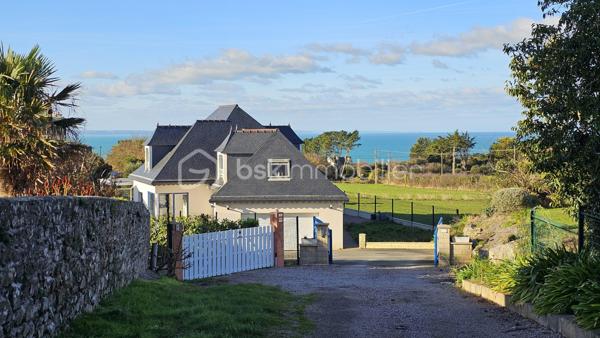 MAGNIFIQUE MAISON située à 3 km de PLÉNEUF-VAL-ANDRÉ. Toute proche des PLAGES et Sentiers Côtiers, cette maison de haut standing, calme avec vue sur MER, apporte le confort et la grande luminosité des maisons équipées PMR.

L'architecte a privilégié les matériaux de haut gamme pour optimiser tous les espaces intérieurs comme extérieurs. 
Les volumes sont généreux, en harmonie avec le jardin et la vue sur la baie. 
La pierre naturelle, le parquet merbau chêne massif, la véranda bio-climatique, jardin paysager, font de cette maison un petit havre de paix.

REZ DE JARDIN : 
-  Hall d'entrée
-  Vaste pièce de 60 m2 – cuisine équipée ouverte sur le séjour-salon
-  Véranda bio-climatique
-  Pergola sur Terrasse
-  Chambre 16 m2
-  Salle de bains avec baignoire balnéothérapie & douche
-  Toilette & lave-mains
-  Arrière-cuisine
-  Cellier-buanderie chaufferie
-  Double garage 

ÉTAGE : 
-  Espace salon détente de 40 m2 où l'on peut admirer les couchers de soleil sur la baie
-  Chambre 13 m2 
-  Dressing
-  Chambre 12 m2
-  Salle d’eau & toilette
-  Vaste pièce pouvant éventuellement être une salle de sport, un petit atelier d’artiste - possibilité d'y créer une 4 ème chambre avec bureau où autre.

DPE classe B –  Échéancier EDF 2026 : 1559€/an

Les ATOUTS de ce bien : 

* Plage de la Cotentin en quelques minutes à pied

* Proximité de la Gare TGV de Lamballe-Armor via Paris en 2h17 

* Propriété avec accès privé - Calme et tranquille

* Terrain clôturé de 958m2 - Portail et porte garage automatisés – Interphone Digicode – Maison sécurisée alarme ACE

* Monte-escalier – Aspiration centralisée

* Construction traditionnelle – Briques G7 – cloisons briques et plâtres – toiture ardoise

* Pompe à chaleur air/eau installée en juillet 2025

* Réserve de 4000 Litres d'eau (wc- électroménager - arrosage jardin..)

* À proximité du littoral et de toutes commodités - Station balnéaire & Terrain de Golf de Pléneuf-Val-André, l'un des plus beaux parcours de France 

Taxe foncière commune de Planguenoual - La Cotentin : 1310 euros

Pour visiter cette belle maison prenez dès à présent votre rendez-vous. 
Marie-Thérèse VALLADON - Tel : 07 49 72 89 43 - 22800 Quintin 
Disponible du lundi au samedi de 9 heures à 19 heures. 

--