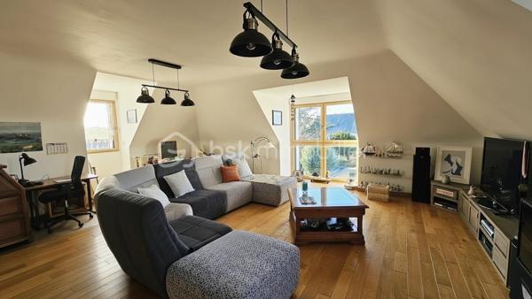 MAGNIFIQUE MAISON située à 3 km de PLÉNEUF-VAL-ANDRÉ. Toute proche des PLAGES et Sentiers Côtiers, cette maison de haut standing, calme avec vue sur MER, apporte le confort et la grande luminosité des maisons équipées PMR.

L'architecte a privilégié les matériaux de haut gamme pour optimiser tous les espaces intérieurs comme extérieurs. 
Les volumes sont généreux, en harmonie avec le jardin et la vue sur la baie. 
La pierre naturelle, le parquet merbau chêne massif, la véranda bio-climatique, jardin paysager, font de cette maison un petit havre de paix.

REZ DE JARDIN : 
-  Hall d'entrée
-  Vaste pièce de 60 m2 – cuisine équipée ouverte sur le séjour-salon
-  Véranda bio-climatique
-  Pergola sur Terrasse
-  Chambre 16 m2
-  Salle de bains avec baignoire balnéothérapie & douche
-  Toilette & lave-mains
-  Arrière-cuisine
-  Cellier-buanderie chaufferie
-  Double garage 

ÉTAGE : 
-  Espace salon détente de 40 m2 où l'on peut admirer les couchers de soleil sur la baie
-  Chambre 13 m2 
-  Dressing
-  Chambre 12 m2
-  Salle d’eau & toilette
-  Vaste pièce pouvant éventuellement être une salle de sport, un petit atelier d’artiste - possibilité d'y créer une 4 ème chambre avec bureau où autre.

DPE classe B –  Échéancier EDF 2026 : 1559€/an

Les ATOUTS de ce bien : 

* Plage de la Cotentin en quelques minutes à pied

* Proximité de la Gare TGV de Lamballe-Armor via Paris en 2h17 

* Propriété avec accès privé - Calme et tranquille

* Terrain clôturé de 958m2 - Portail et porte garage automatisés – Interphone Digicode – Maison sécurisée alarme ACE

* Monte-escalier – Aspiration centralisée

* Construction traditionnelle – Briques G7 – cloisons briques et plâtres – toiture ardoise

* Pompe à chaleur air/eau installée en juillet 2025

* Réserve de 4000 Litres d'eau (wc- électroménager - arrosage jardin..)

* À proximité du littoral et de toutes commodités - Station balnéaire & Terrain de Golf de Pléneuf-Val-André, l'un des plus beaux parcours de France 

Taxe foncière commune de Planguenoual - La Cotentin : 1310 euros

Pour visiter cette belle maison prenez dès à présent votre rendez-vous. 
Marie-Thérèse VALLADON - Tel : 07 49 72 89 43 - 22800 Quintin 
Disponible du lundi au samedi de 9 heures à 19 heures. 

--