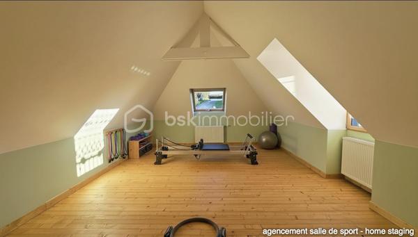 MAGNIFIQUE MAISON située à 3 km de PLÉNEUF-VAL-ANDRÉ. Toute proche des PLAGES et Sentiers Côtiers, cette maison de haut standing, calme avec vue sur MER, apporte le confort et la grande luminosité des maisons équipées PMR.

L'architecte a privilégié les matériaux de haut gamme pour optimiser tous les espaces intérieurs comme extérieurs. 
Les volumes sont généreux, en harmonie avec le jardin et la vue sur la baie. 
La pierre naturelle, le parquet merbau chêne massif, la véranda bio-climatique, jardin paysager, font de cette maison un petit havre de paix.

REZ DE JARDIN : 
-  Hall d'entrée
-  Vaste pièce de 60 m2 – cuisine équipée ouverte sur le séjour-salon
-  Véranda bio-climatique
-  Pergola sur Terrasse
-  Chambre 16 m2
-  Salle de bains avec baignoire balnéothérapie & douche
-  Toilette & lave-mains
-  Arrière-cuisine
-  Cellier-buanderie chaufferie
-  Double garage 

ÉTAGE : 
-  Espace salon détente de 40 m2 où l'on peut admirer les couchers de soleil sur la baie
-  Chambre 13 m2 
-  Dressing
-  Chambre 12 m2
-  Salle d’eau & toilette
-  Vaste pièce pouvant éventuellement être une salle de sport, un petit atelier d’artiste - possibilité d'y créer une 4 ème chambre avec bureau où autre.

DPE classe B –  Échéancier EDF 2026 : 1559€/an

Les ATOUTS de ce bien : 

* Plage de la Cotentin en quelques minutes à pied

* Proximité de la Gare TGV de Lamballe-Armor via Paris en 2h17 

* Propriété avec accès privé - Calme et tranquille

* Terrain clôturé de 958m2 - Portail et porte garage automatisés – Interphone Digicode – Maison sécurisée alarme ACE

* Monte-escalier – Aspiration centralisée

* Construction traditionnelle – Briques G7 – cloisons briques et plâtres – toiture ardoise

* Pompe à chaleur air/eau installée en juillet 2025

* Réserve de 4000 Litres d'eau (wc- électroménager - arrosage jardin..)

* À proximité du littoral et de toutes commodités - Station balnéaire & Terrain de Golf de Pléneuf-Val-André, l'un des plus beaux parcours de France 

Taxe foncière commune de Planguenoual - La Cotentin : 1310 euros

Pour visiter cette belle maison prenez dès à présent votre rendez-vous. 
Marie-Thérèse VALLADON - Tel : 07 49 72 89 43 - 22800 Quintin 
Disponible du lundi au samedi de 9 heures à 19 heures. 

--