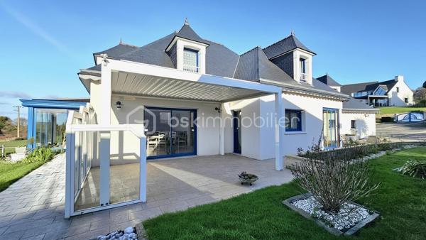MAGNIFIQUE MAISON située à 3 km de PLÉNEUF-VAL-ANDRÉ. Toute proche des PLAGES et Sentiers Côtiers, cette maison de haut standing, calme avec vue sur MER, apporte le confort et la grande luminosité des maisons équipées PMR.

L'architecte a privilégié les matériaux de haut gamme pour optimiser tous les espaces intérieurs comme extérieurs. 
Les volumes sont généreux, en harmonie avec le jardin et la vue sur la baie. 
La pierre naturelle, le parquet merbau chêne massif, la véranda bio-climatique, jardin paysager, font de cette maison un petit havre de paix.

REZ DE JARDIN : 
-  Hall d'entrée
-  Vaste pièce de 60 m2 – cuisine équipée ouverte sur le séjour-salon
-  Véranda bio-climatique
-  Pergola sur Terrasse
-  Chambre 16 m2
-  Salle de bains avec baignoire balnéothérapie & douche
-  Toilette & lave-mains
-  Arrière-cuisine
-  Cellier-buanderie chaufferie
-  Double garage 

ÉTAGE : 
-  Espace salon détente de 40 m2 où l'on peut admirer les couchers de soleil sur la baie
-  Chambre 13 m2 
-  Dressing
-  Chambre 12 m2
-  Salle d’eau & toilette
-  Vaste pièce pouvant éventuellement être une salle de sport, un petit atelier d’artiste - possibilité d'y créer une 4 ème chambre avec bureau où autre.

DPE classe B –  Échéancier EDF 2026 : 1559€/an

Les ATOUTS de ce bien : 

* Plage de la Cotentin en quelques minutes à pied

* Proximité de la Gare TGV de Lamballe-Armor via Paris en 2h17 

* Propriété avec accès privé - Calme et tranquille

* Terrain clôturé de 958m2 - Portail et porte garage automatisés – Interphone Digicode – Maison sécurisée alarme ACE

* Monte-escalier – Aspiration centralisée

* Construction traditionnelle – Briques G7 – cloisons briques et plâtres – toiture ardoise

* Pompe à chaleur air/eau installée en juillet 2025

* Réserve de 4000 Litres d'eau (wc- électroménager - arrosage jardin..)

* À proximité du littoral et de toutes commodités - Station balnéaire & Terrain de Golf de Pléneuf-Val-André, l'un des plus beaux parcours de France 

Taxe foncière commune de Planguenoual - La Cotentin : 1310 euros

Pour visiter cette belle maison prenez dès à présent votre rendez-vous. 
Marie-Thérèse VALLADON - Tel : 07 49 72 89 43 - 22800 Quintin 
Disponible du lundi au samedi de 9 heures à 19 heures. 

--
