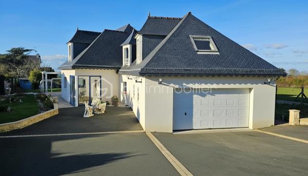 MAGNIFIQUE MAISON située à 3 km de PLÉNEUF-VAL-ANDRÉ. Toute proche des PLAGES et Sentiers Côtiers, cette maison de haut standing, calme avec vue sur MER, apporte le confort et la grande luminosité des maisons équipées PMR.

L'architecte a privilégié les matériaux de haut gamme pour optimiser tous les espaces intérieurs comme extérieurs. 
Les volumes sont généreux, en harmonie avec le jardin et la vue sur la baie. 
La pierre naturelle, le parquet merbau chêne massif, la véranda bio-climatique, jardin paysager, font de cette maison un petit havre de paix.

REZ DE JARDIN : 
-  Hall d'entrée
-  Vaste pièce de 60 m2 – cuisine équipée ouverte sur le séjour-salon
-  Véranda bio-climatique
-  Pergola sur Terrasse
-  Chambre 16 m2
-  Salle de bains avec baignoire balnéothérapie & douche
-  Toilette & lave-mains
-  Arrière-cuisine
-  Cellier-buanderie chaufferie
-  Double garage 

ÉTAGE : 
-  Espace salon détente de 40 m2 où l'on peut admirer les couchers de soleil sur la baie
-  Chambre 13 m2 
-  Dressing
-  Chambre 12 m2
-  Salle d’eau & toilette
-  Vaste pièce pouvant éventuellement être une salle de sport, un petit atelier d’artiste - possibilité d'y créer une 4 ème chambre avec bureau où autre.

DPE classe B –  Échéancier EDF 2026 : 1559€/an

Les ATOUTS de ce bien : 

* Plage de la Cotentin en quelques minutes à pied

* Proximité de la Gare TGV de Lamballe-Armor via Paris en 2h17 

* Propriété avec accès privé - Calme et tranquille

* Terrain clôturé de 958m2 - Portail et porte garage automatisés – Interphone Digicode – Maison sécurisée alarme ACE

* Monte-escalier – Aspiration centralisée

* Construction traditionnelle – Briques G7 – cloisons briques et plâtres – toiture ardoise

* Pompe à chaleur air/eau installée en juillet 2025

* Réserve de 4000 Litres d'eau (wc- électroménager - arrosage jardin..)

* À proximité du littoral et de toutes commodités - Station balnéaire & Terrain de Golf de Pléneuf-Val-André, l'un des plus beaux parcours de France 

Taxe foncière commune de Planguenoual - La Cotentin : 1310 euros

Pour visiter cette belle maison prenez dès à présent votre rendez-vous. 
Marie-Thérèse VALLADON - Tel : 07 49 72 89 43 - 22800 Quintin 
Disponible du lundi au samedi de 9 heures à 19 heures. 

--