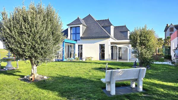 MAGNIFIQUE MAISON située à 3 km de PLÉNEUF-VAL-ANDRÉ. Toute proche des PLAGES et Sentiers Côtiers, cette maison de haut standing, calme avec vue sur MER, apporte le confort et la grande luminosité des maisons équipées PMR.

L'architecte a privilégié les matériaux de haut gamme pour optimiser tous les espaces intérieurs comme extérieurs. 
Les volumes sont généreux, en harmonie avec le jardin et la vue sur la baie. 
La pierre naturelle, le parquet merbau chêne massif, la véranda bio-climatique, jardin paysager, font de cette maison un petit havre de paix.

REZ DE JARDIN : 
-  Hall d'entrée
-  Vaste pièce de 60 m2 – cuisine équipée ouverte sur le séjour-salon
-  Véranda bio-climatique
-  Pergola sur Terrasse
-  Chambre 16 m2
-  Salle de bains avec baignoire balnéothérapie & douche
-  Toilette & lave-mains
-  Arrière-cuisine
-  Cellier-buanderie chaufferie
-  Double garage 

ÉTAGE : 
-  Espace salon détente de 40 m2 où l'on peut admirer les couchers de soleil sur la baie
-  Chambre 13 m2 
-  Dressing
-  Chambre 12 m2
-  Salle d’eau & toilette
-  Vaste pièce pouvant éventuellement être une salle de sport, un petit atelier d’artiste - possibilité d'y créer une 4 ème chambre avec bureau où autre.

DPE classe B –  Échéancier EDF 2026 : 1559€/an

Les ATOUTS de ce bien : 

* Plage de la Cotentin en quelques minutes à pied

* Proximité de la Gare TGV de Lamballe-Armor via Paris en 2h17 

* Propriété avec accès privé - Calme et tranquille

* Terrain clôturé de 958m2 - Portail et porte garage automatisés – Interphone Digicode – Maison sécurisée alarme ACE

* Monte-escalier – Aspiration centralisée

* Construction traditionnelle – Briques G7 – cloisons briques et plâtres – toiture ardoise

* Pompe à chaleur air/eau installée en juillet 2025

* Réserve de 4000 Litres d'eau (wc- électroménager - arrosage jardin..)

* À proximité du littoral et de toutes commodités - Station balnéaire & Terrain de Golf de Pléneuf-Val-André, l'un des plus beaux parcours de France 

Taxe foncière commune de Planguenoual - La Cotentin : 1310 euros

Pour visiter cette belle maison prenez dès à présent votre rendez-vous. 
Marie-Thérèse VALLADON - Tel : 07 49 72 89 43 - 22800 Quintin 
Disponible du lundi au samedi de 9 heures à 19 heures. 

--