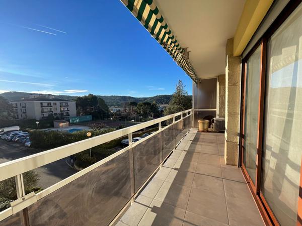 A LOUER - APPARTEMENT 3 PIECES - ENTIEREMENT MEUBLE - AIX SUD EST