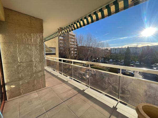 A LOUER - APPARTEMENT 3 PIECES - ENTIEREMENT MEUBLE - AIX SUD EST