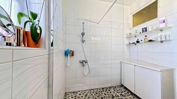 A VENDRE: NICE RIQUIER 3/4 PIÈCES 85m² - DERNIER ÉTAGE - TERRASSE 9m² - CAVE