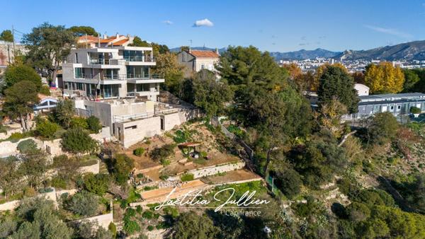 Dpt Bouches du Rhône (13), à vendre MARSEILLE 8EME ARRONDISSEMENT Villa moderne T5 de 250m² - Terrain de 700m² Vue panoramique - Quartier du Carré d'OR - Haut de Périer