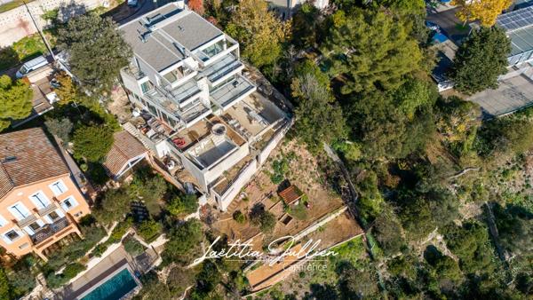 Dpt Bouches du Rhône (13), à vendre MARSEILLE 8EME ARRONDISSEMENT Villa moderne T5 de 250m² - Terrain de 700m² Vue panoramique - Quartier du Carré d'OR - Haut de Périer