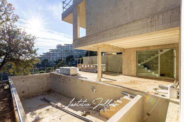 Dpt Bouches du Rhône (13), à vendre MARSEILLE 8EME ARRONDISSEMENT Villa moderne T5 de 250m² - Terrain de 700m² Vue panoramique - Quartier du Carré d'OR - Haut de Périer